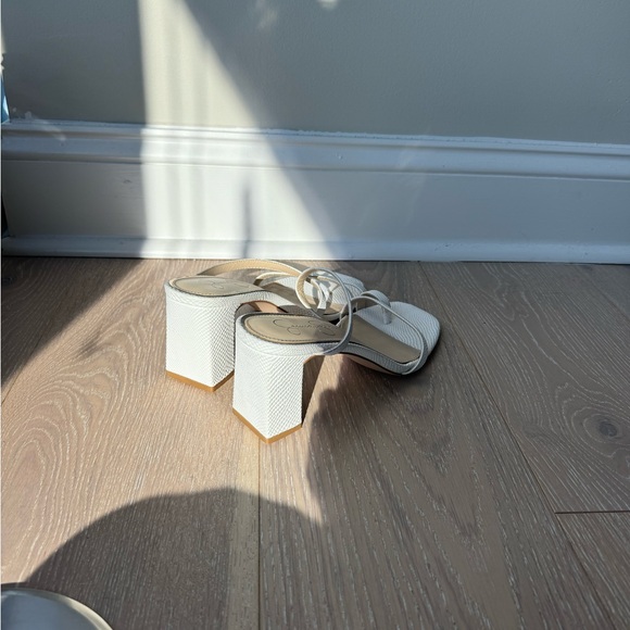 Jessica Simpson brand mini white kitten heels! So cute - Picture 3 of 4